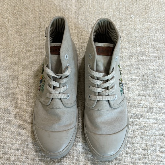 Bangs High Top Sneakers Light Grey Embroidered - Picture 2 of 8